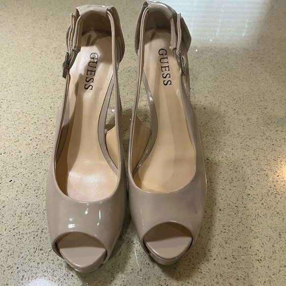 Guess shore - Picture 1 of 5